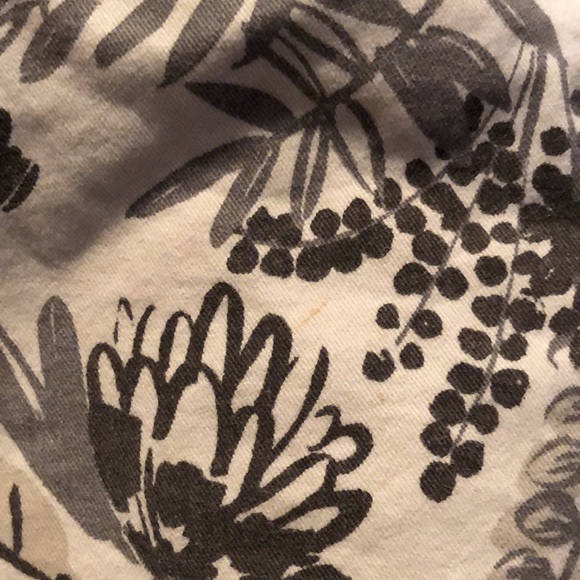 Grey and white floral print shorts (size 2) - Picture 8 of 8